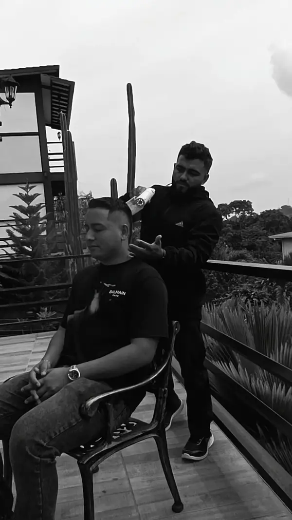 Sesión de corte a domicilio al aire libre, blanco y negro